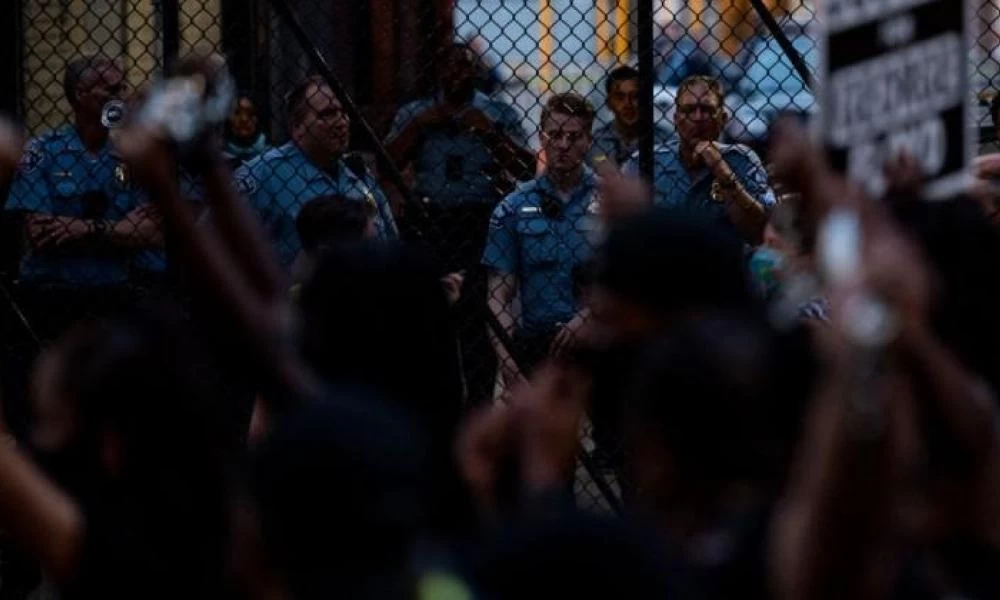 «Τακτικές μαφίας» από το BLM - Πως απειλούν μικρομαγαζάτορες